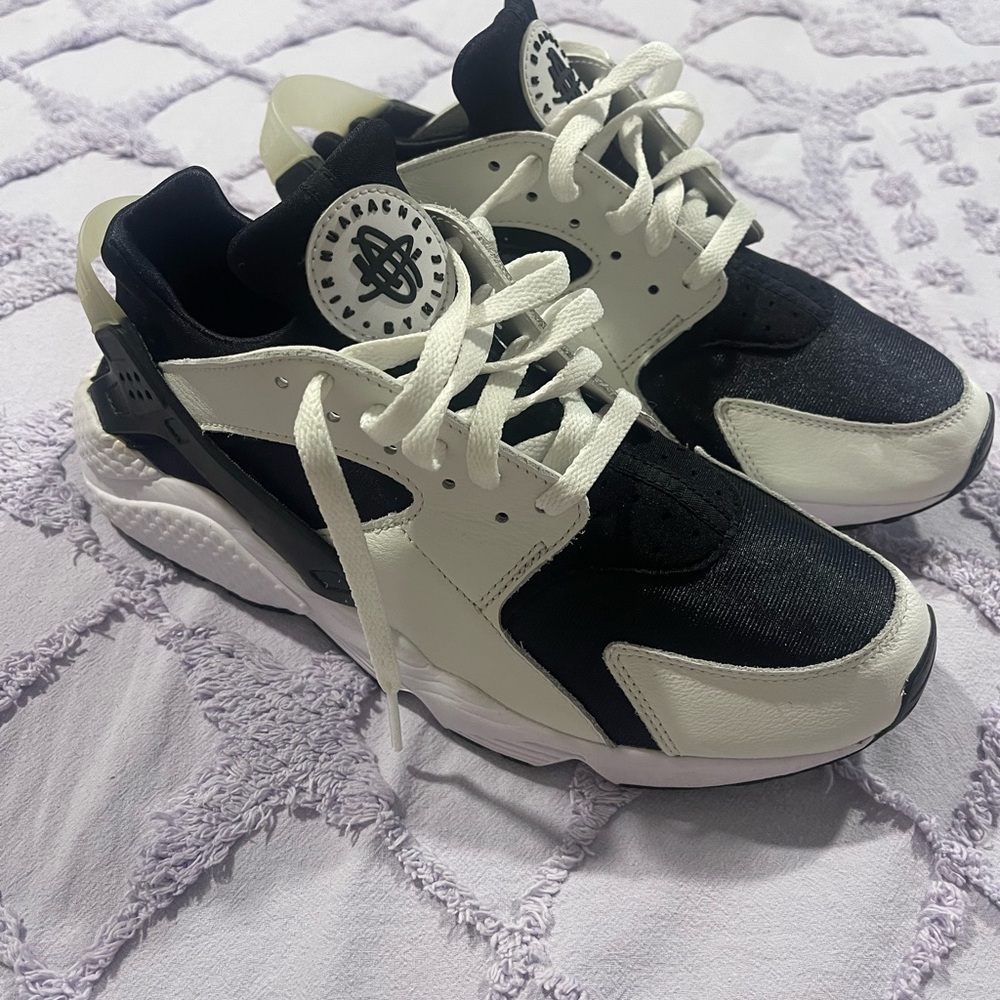 Nike Air Huarache Orca Black and Cream  10.5 Like New